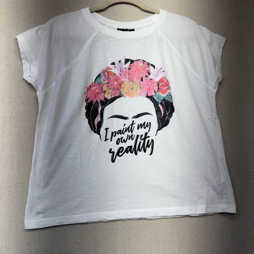 Frida Kahlo Women's White Graphic Tee with Floral Accents